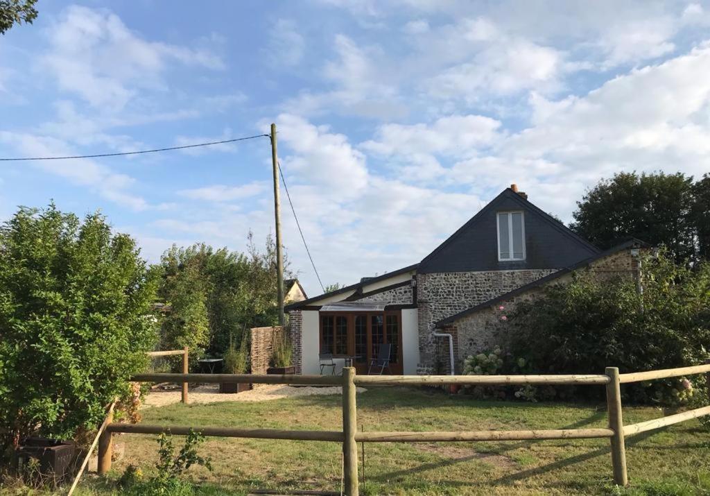 Les 4 Seasons, Agreable Gite Avec Terrasse Et Jardin La Croix Bigot Luaran gambar